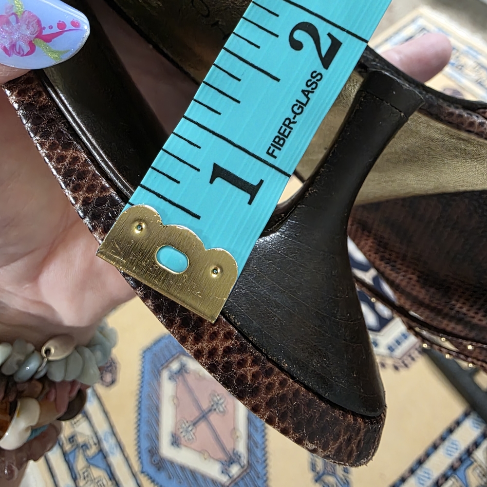 St. John Brown Kitten Heels 7 Italian Snakeskin Patterned Studded Brown Sandals - Picture 16 of 16
